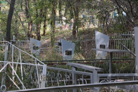 На кладбище Алматы вандалы разрушили шесть могил