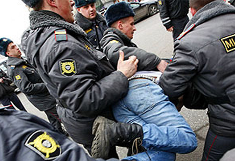 Вооруженный гастарбайтер из Кыргызстана взял россиянку в заложницы