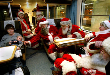 В новогоднюю ночь находящихся в пути пассажиров поздравит Дед Мороз