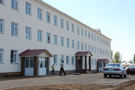 Жители Кызыл-Агаша пожаловались на качество новых домов
