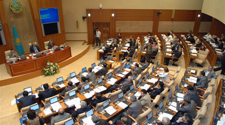 Мажилис одобрил дающий право Назарбаеву назначать досрочные выборы закон