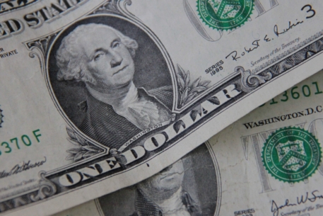 Эксперты  советуют отказаться от долларов