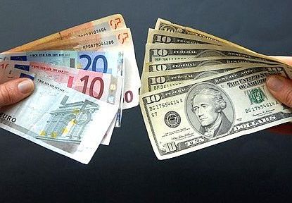 Казахстанцы скупают валюту