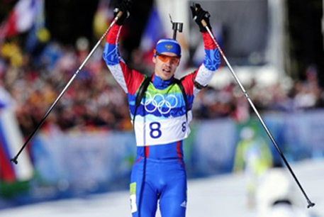 Российский биатлонист Устюгов выиграл масс-старт на Олимпиаде