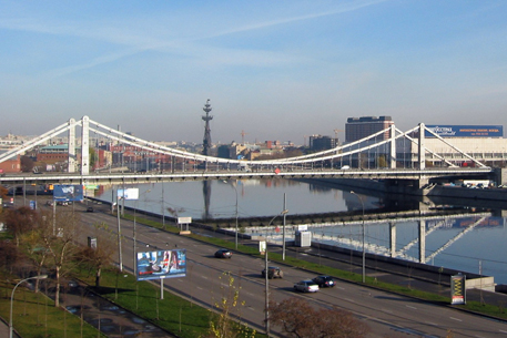 Бывший сотрудник милиции забрался на опору Крымского моста 