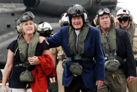 Буш-старший прыгнет с парашютом в день своего 85-летия