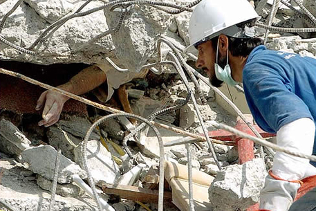 При обрушении здания в Пакистане погибли семь человек