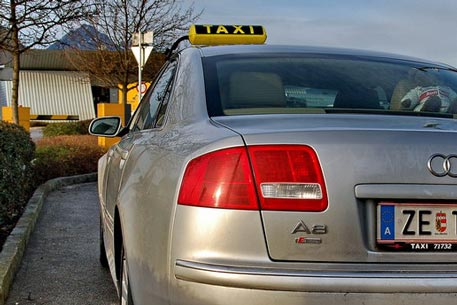 В Австрии такси врезалось в группу школьников
