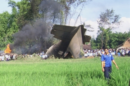 15 человек выжили при крушении самолета в Индонезии