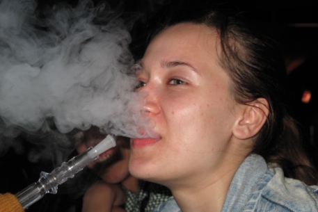 В Казахстане предложили запретить курение кальяна в местах отдыха