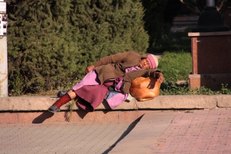 Власти Алматы решили прописывать бездомных в акимате