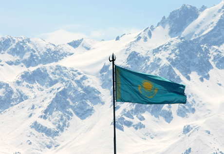 На площадке комплекса лыжных трамплинов в Алматы установлен флаг Казахстана 