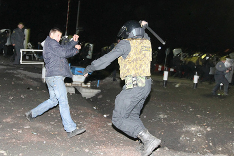 По факту нападения на омоновцев в Междуреченске завели дело