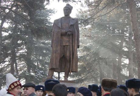 В Алматы открылся памятник панфиловцу Бауржану Момышулы