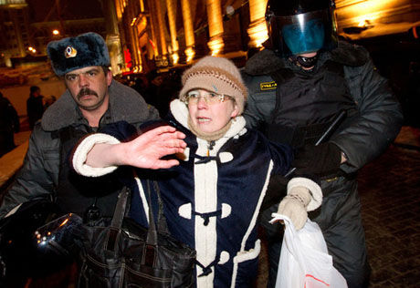 В Москве задержали 30 участников пикетов в поддержку Немцова