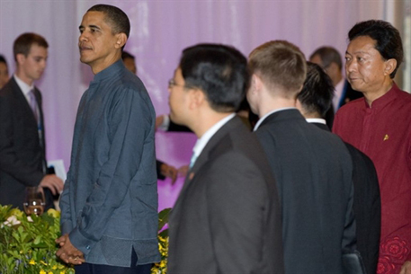 Опоздавшему на АТЭС Обаме досталась синяя сингапурская рубаха