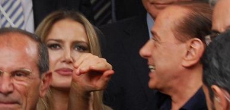 Фотомодель обвинила Берлускони в сутенерстве 
