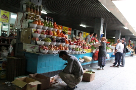 Торговцев казахстанских рынков заставят платить налоги
