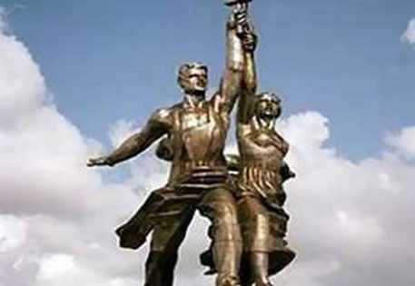 В Москве установили скульптуру "Рабочий и колхозница"