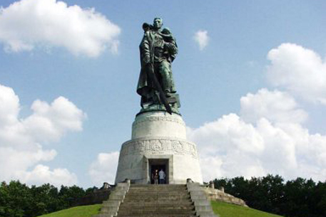 В Берлине осквернили памятник советским солдатам