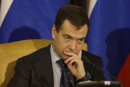 Путин поделится полномочиями с Медведевым