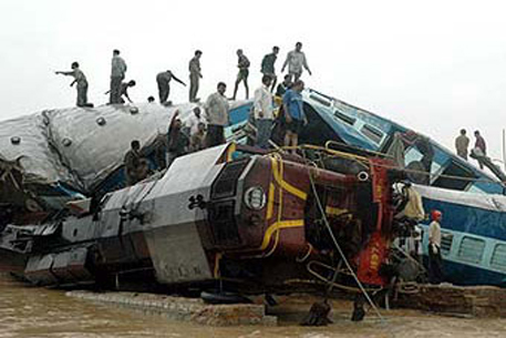На севере Индии столкнулись два пассажирских поезда