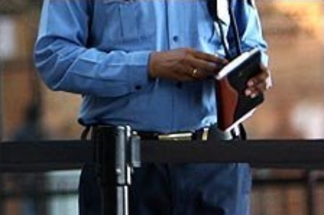 Работникам непальского аэропорта запретили носить брюки с карманами 