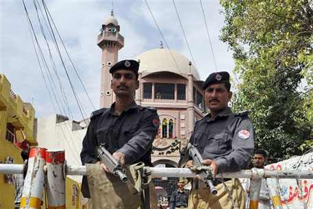В Пакистане толпа линчевала двух подростков на виду у полиции