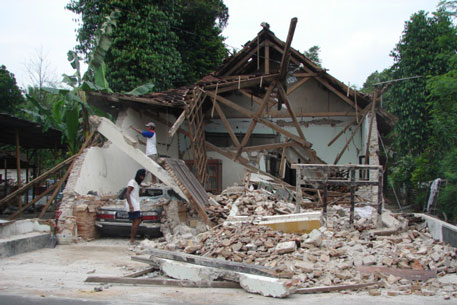 Семь человек пострадали при землетрясении на Бали