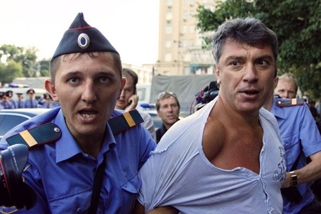На Триумфальной площади задержали Немцова и Лимонова