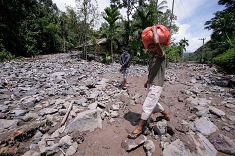 Число жертв наводнения на западе Индонезии возросло до 24