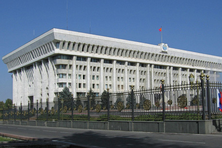 В Бишкеке начался митинг в поддержку временного правительства 