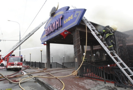 Пожар в плавучем ресторане в Москве ликвидировали