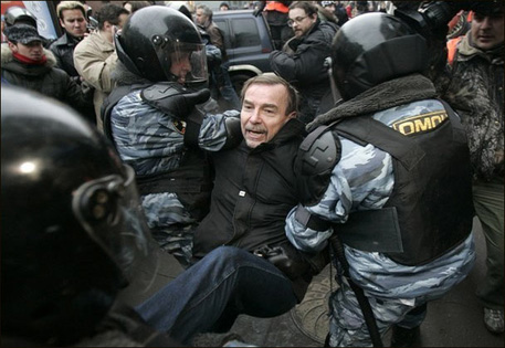 Правозащитник Лев Пономарев задержан за незаконное шествие