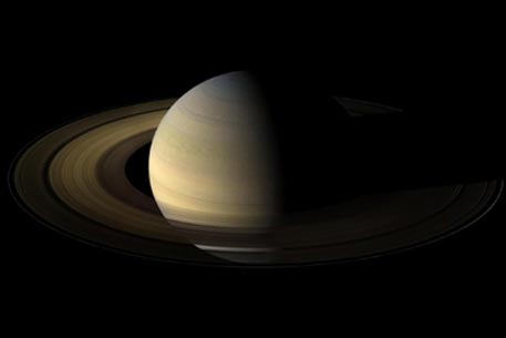 Зонд "Кассини" сфотографировал танец спутников Сатурна