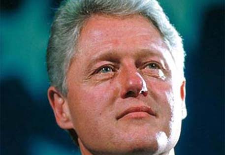 В Косово установили бронзовый памятник Биллу Клинтону