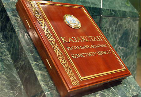 Парламент РК одобрил поправку в Конституцию о внеочередных выборах