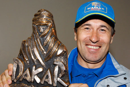 Экипаж Кабирова выиграл пятый этап "Дакар-2010" 