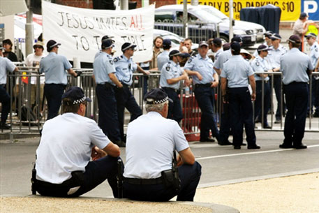 100 австралийских полицейских обвинили в расизме