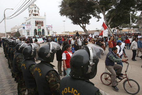 Жители разрушенного города в Перу заблокировали главную магистраль