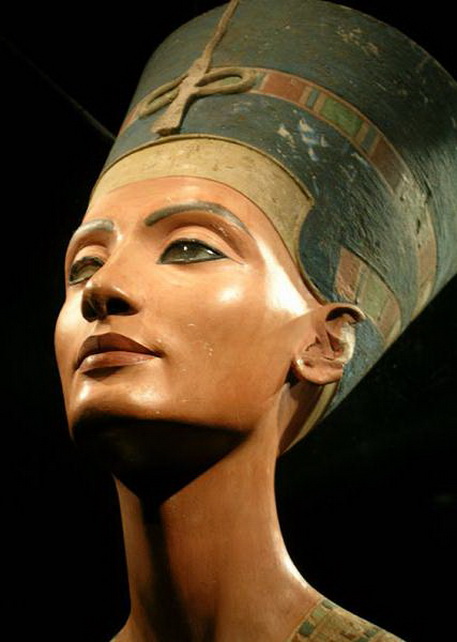 Под маской Нефертити обнаружилась старуха