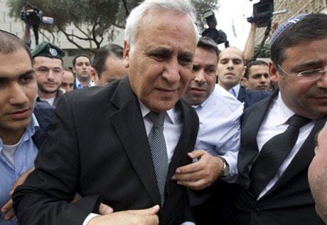 Бывшего израильского президента признали виновным в изнасилованиях