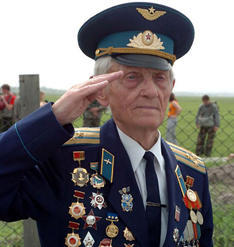 10 декабря Франция наградит казахстанского пилота орденом Почетного легиона