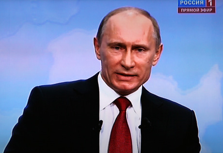 Премьер РФ призвал не опускать российскую милицию "ниже плинтуса"