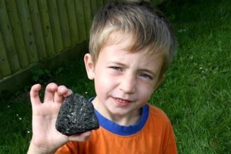 6-летний британец нашел во дворе метеорит
