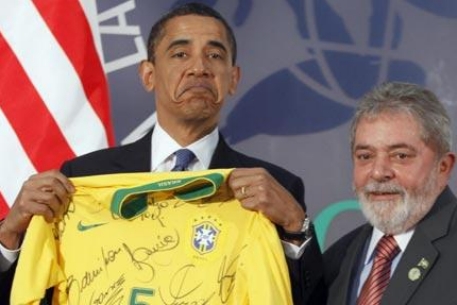 Обаме подарили майку сборной Бразилии по футболу