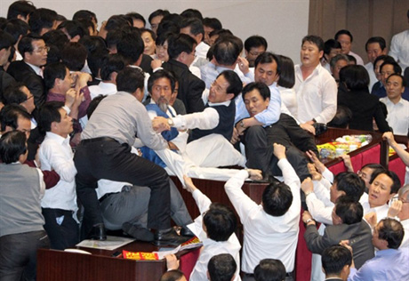 В парламенте Южной Кореи произошла драка между депутатами