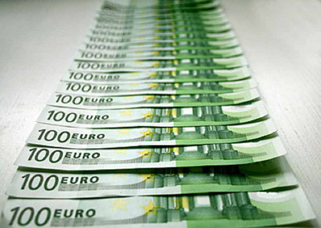 Евро дорожает по отношению к доллару 