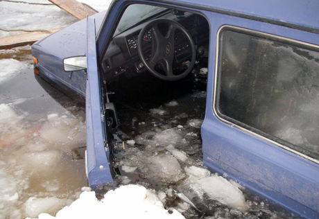 В Атырау водителя провалившейся под лед "Нивы" объявили в розыск