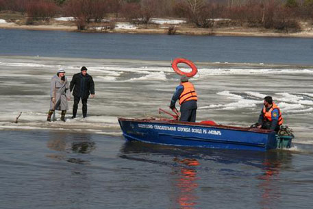 В Финском заливе на льдине оказались 100 рыбаков